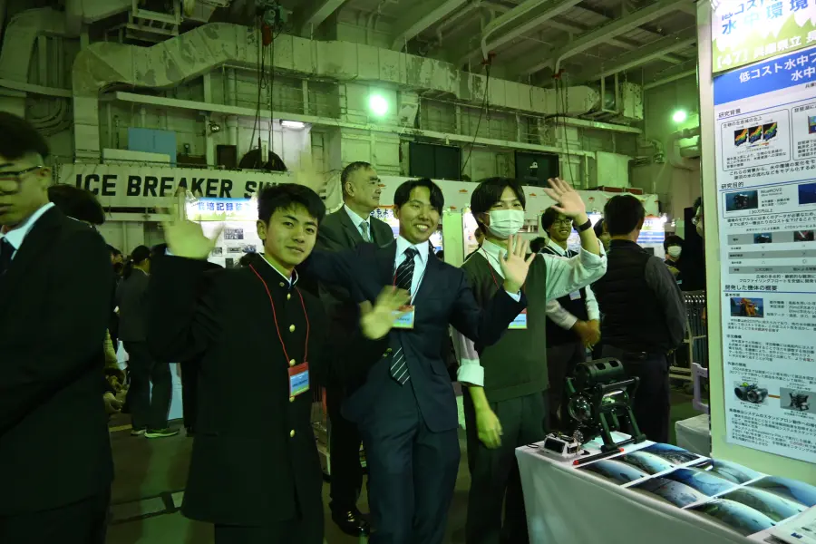 AquaWiz members waving at the venue aboard the Shirase